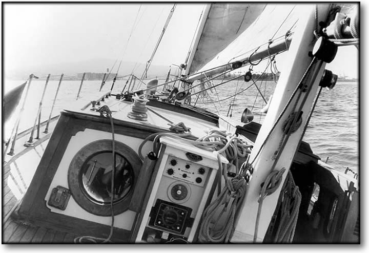 Sailing of the coast of Los Angeles Harbor