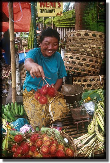 picture of lady at fruit market in Bali, Indonesia